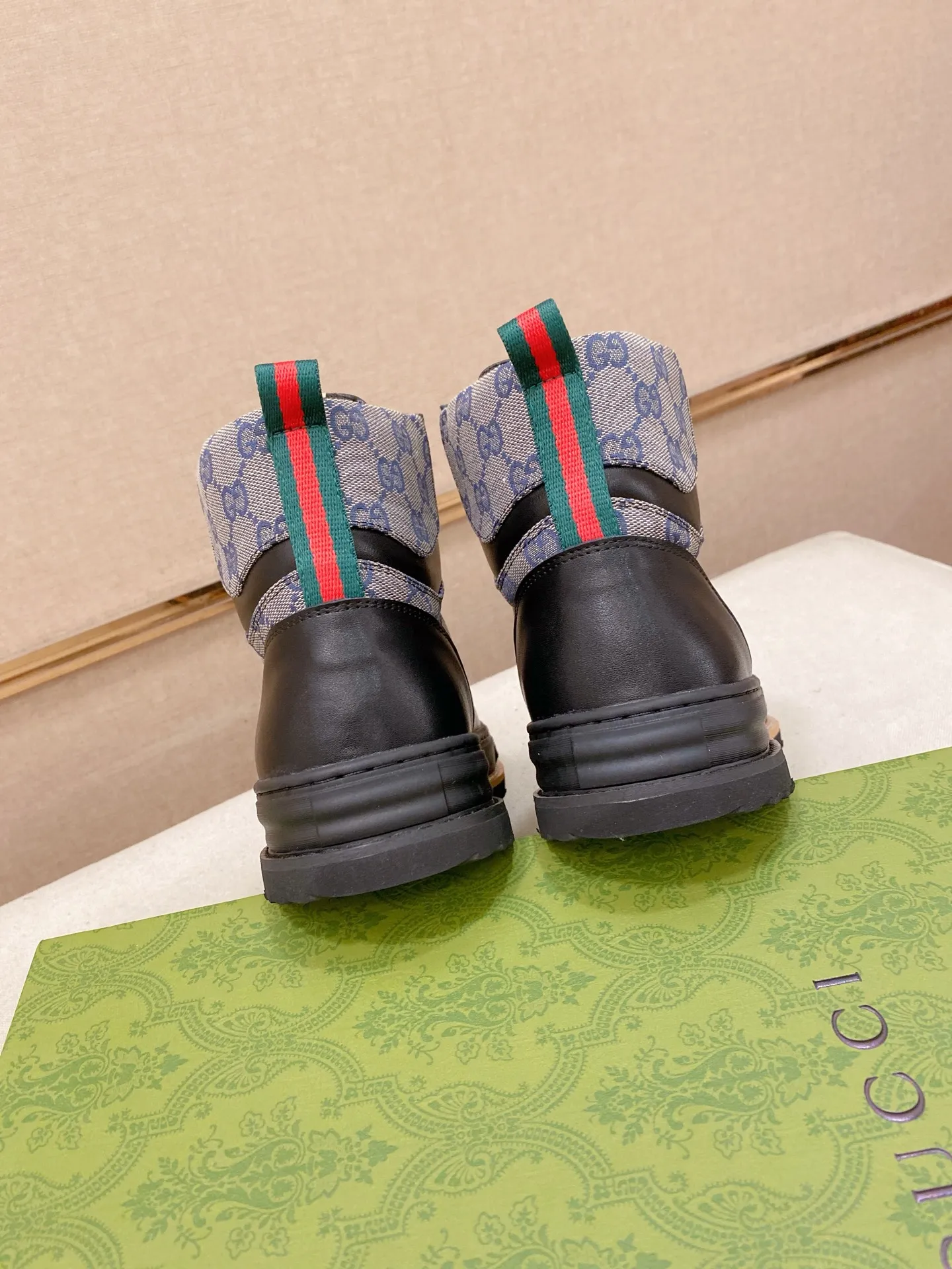 Men's shoes 💰 440 💰 High-quality new high-top GUCCI counters are on the market at the same time. The new men's shoes, 😘fabrics are selected imported cowhide, lining: sheepskin lining. 👍🏿 High-end ☄️ air-cushion molded anti-slip rubber outsole, exquisite lines, simple and elegant, comfortable and high-end for leisure travel. Code number: 38 to 44 (45 can be customized and cannot be returned or exchanged)